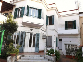 Гостиница Sea Side Villa  Монделло